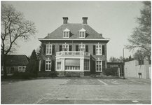 102420 Prins Hendriklaan 25. Dienst Publieke Werken in de villa van fabrikant Piet van Vlissingen, met rechts de nieuwe ...