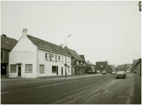 102452 Hoofdstraat, gezien vanuit de richting 'Geldrop'. Links de C.A.V. Mierlo-Hout, rechts daarvan J.B. van de Ven, ...