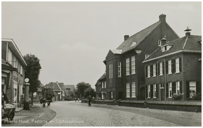 102460 Hoofdstraat, gezien vanaf de spoorwegovergang. Rechts de pastorie, en het Unitasgebouw., 06-1953