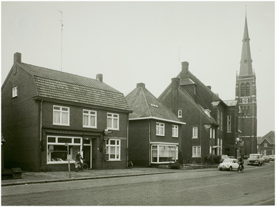 102467 Hoofdstraat, gezien vanuit de richting 'Geldropseweg' Achteraan de Sint Odulfusschool, vervolgens de toegang tot ...