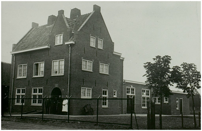 102521 Hoogeindsestraat 24. Parochiehuis Sint Lambertus. Poserende mensen, waaronder een pater Capucijn, 1931