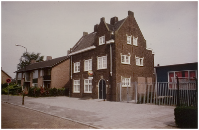102524 Hoogeindsestraat 24. Buurthuis St. Anna, voormalig parochiehuis Sint Lambertus, 1986