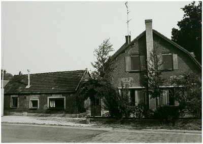 102560 Hortsedijk 41 t/m 43. Woonhuizen met daarachter een bakhuisje op de hoek met de Gasthuisstraat (voorgrond), 06-09-1983