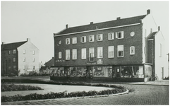 102577 Burgemeester Van Houtlaan, gezien in de richting Broekwal. Woon/winkelgebouw, gebouwd door architect Van ...