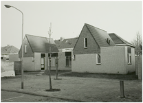 102584 Burgemeester Van Houtlaan. Bejaardenwoningen, gelegen tussen de Burgemeester Van Houtlaan en de 'Hindestraat', ...