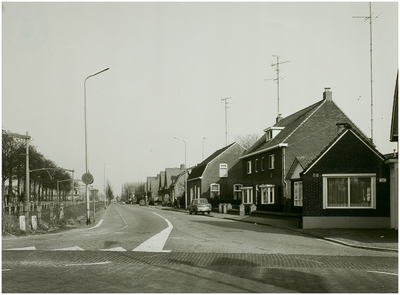 102587 Houtse Parallelweg, gezien vanaf de Hoofdstraat in de richting van 'De Burcht' / Kanaaldijk Z.W.. Links de ...