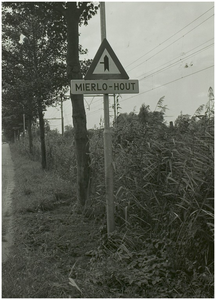 102588 Houtse Parallelweg, gezien in de richting 'Mierloseweg'. Het naambordje Mierlo-Hout staat net over de ...