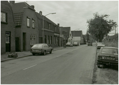 102590 Houtse Parallelweg, gezien vanaf de hoogte van de 'Haagse Beemdweg' in de richting 'Houtsdonk'. Rechts de ...