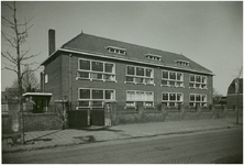 102640 Hurksestraat, gezien vanuit de richting van het 'Tolpostplein'. R.K. ULO St. Jozef. De school werd gebouwd als ...