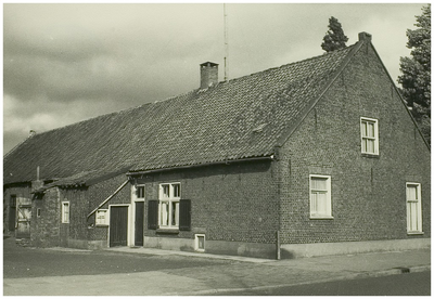 102641 Hurksestraat 1, gezien van de Heistraat. Achterzijde van de boerderij van Ambrosius de Vries, 1955 - 1965