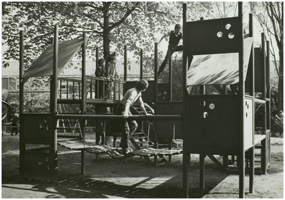 102642 Itterestraat. Speeltuin Helmond-West op koninginnedag. Op de achtergrond de huizen aan de Itterestraat, 30-04-1983