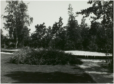 102659 Jagershof. Zandbak bij een van de speelweides, 1981