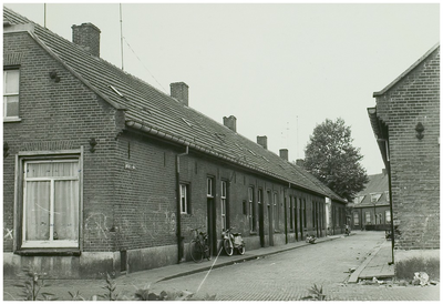 102697 Jonkerstraat (later Markiesstraat), gezien vanaf de 1e Haagstraat in de richting van de 3e Haagstaat, 1964
