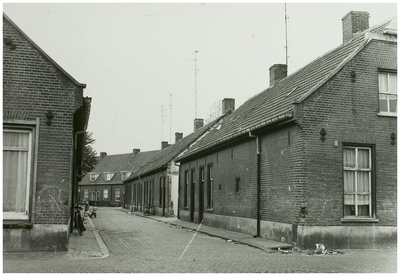 102700 Jonkerstraat (later Markiesstraat), gezien vanaf de 1e Haagstraat in de richting van de 3e Haagstaat, 1964