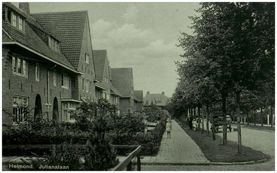 102710 Julianalaan, gezien vanuit de richting van de 'Kanaaldijk'. Links vooraan de Nassaustraat, 1930 - 1935