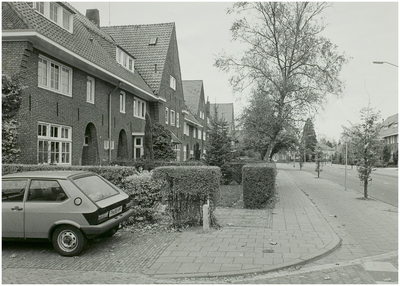 102715 Julianalaan, gezien in de richting 'Jan van Brabantlaan'. Linksvoor ligt de Nassaustraat, 29-10-1989