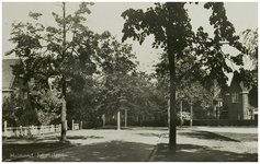 102716 Julianalaan, gezien in de richting van de Kanaaldijk. Rechtsonder een gedeelte van het Oranjepleintje, 1930 - 1940