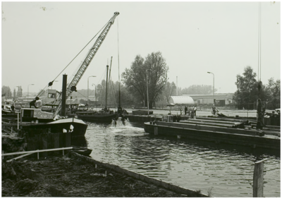 102827 Kanaaldijk N.O., gezien vanaf de Kanaaldijk Z.O.. Werkzaamheden aan de Kanaaldijk en Zuid-Willemsvaart, 21-05-1985