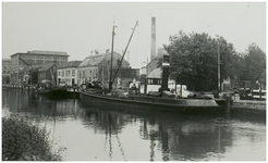 102883 Kanaaldijk N.O., gezicht op de laad- en losplaats. Rechts vooraan de Havenweg, 1935 - 1945