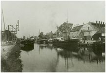 102884 Kanaaldijk N.O., gezien vanaf de Kanaaldijk N.W. / 'Veestraatbrug'. Rechts de losplaats voor schepen nabij de ...