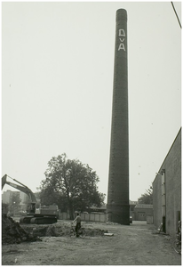 102918 Kanaaldijk N.O. Sloop fabriek Diddens & Van Asten (Didas). Het weggraven van de fundering van de stokerij, 13-08-1984
