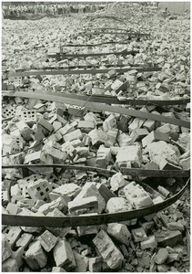 102936 Kanaaldijk N.O., restanten van de gesloopte fabrieksschoorsteen van Diddens en Van Asten (Didas), 24-08-1984