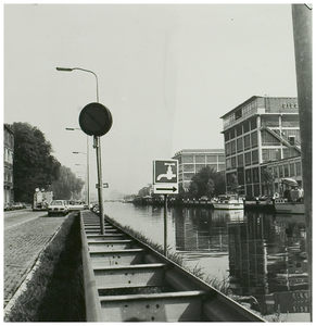 102942 Kanaaldijk N.O. met fabrieksgebouwen van Diddens & Van Asten (Didas), gezien vanaf de Kanaaldijk N.W. ter hoogte ...