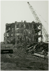 102943 Kanaaldijk N.O., sloop van de eerste hoogbouw van Diddens & Van Asten (Didas), 16-12-1985