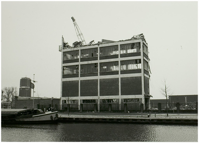 102951 Kanaaldijk N.O., sloop van de eerste hoogbouw van Diddens & Van Asten (Didas), gezien vanaf de Kanaaldijk N.W.. ...