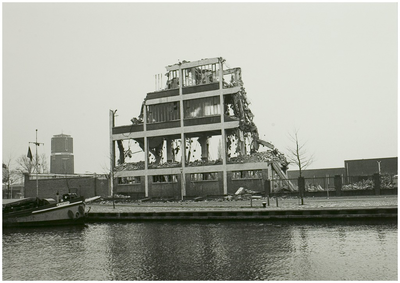 102957 Kanaaldijk N.O., sloop van de eerste hoogbouw van Diddens & Van Asten (Didas), gezien vanaf de Kanaaldijk N.W.. ...
