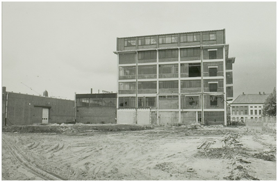 102960 Kanaaldijk N.O., hoofdgebouw van de voormalige fabrieken van Diddens & Van Asten (Didas). Links de ...
