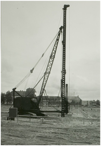 102961 Kanaaldijk N.O., grondwerkzaamheden voor de bouw van Keijserinnedael. Op de achtergrond gebouwen van de ...