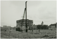 102962 Kanaaldijk N.O., grondwerkzaamheden voor de bouw van Keijserinnedael. Op de achtergrond gebouwen van Raymakers ...