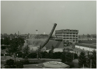 102968 Kanaaldijk N.O., sloop van de fabrieksschoorsteen van Diddens & Van Asten (Didas), gezien vanaf 't Speelhuis aan ...