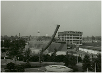 102968 Kanaaldijk N.O., sloop van de fabrieksschoorsteen van Diddens & Van Asten (Didas), gezien vanaf 't Speelhuis aan ...