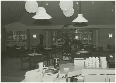 102979 Kanaaldijk N.O., grote zaal met koffiebar Keijserinnedael, 14-12-1987