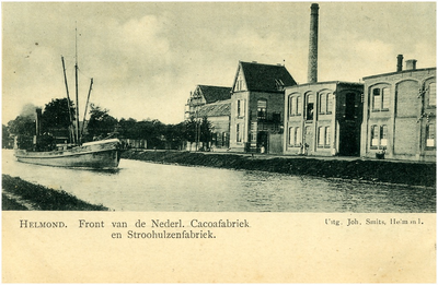 102995 Kanaaldijk Z.O., Nederlandse Cacaofabriek (links) en strohulzenfabriek (rechts), gezien vanaf de Kanaaldijk ...