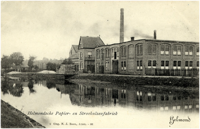 102996 Kanaaldijk Z.O., gezicht op de strohulzenfabriek (rechts), gezien vanaf de Kanaaldijk Z.W. De cacaofabriek ligt ...