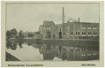 102997 Kanaaldijk Z.O., gezicht op de strohulzenfabriek (rechts), vanaf de Kanaaldijk Z.W.. De cacaofabriek ligt geheel ...