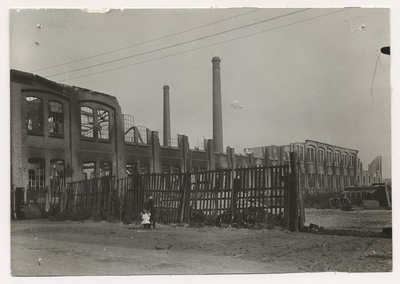 103005 Brand in strohulzenfabriek aan de Kanaaldijk Z.O. Een gedeelte van de zijgevel van de fabriek. Links komt men ...