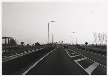 103021 Kanaaldijk Z.W., omgeving Sluis 8, gezien in de richting 'Keersluis'. Links de nieuwe brede brug met daarnaast ...
