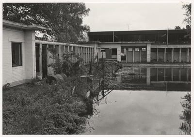 103026 Kanaaldijk Z.W., voormalige zwembad, later visvijver. Links de kleedhokjes. Achter de douches, 22-05-1986