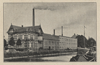 103046 Kanaaldijk N.W., gezien in noordelijke richting vanaf de Havenweg. Links de villa en fabriek van Raymakers, 1895 ...