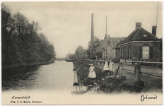 103052 Kanaaldijk N. W., gezien vanaf de Veestraatbrug in zuidelijke richting. Rechts de brugwachterswoning en daarna ...