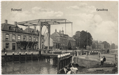 103064 Kanaaldijk N.W. met Veestraatbrug, gezien vanaf de Kasteellaan. Op de voorgrond doet een vrouw de was, 1905 - 1915