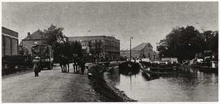 103080 Kanaaldijk N.W., genomen vanaf de hoogte van de spoorbrug in de richting Veestraatbrug. Links de fabrieken J.A. ...