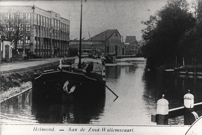 103081 Kanaaldijk N.W., gezien vanaf de trambrug in de richting Veestraatbrug. Links de fabriek van J.A. Carp, iets ...