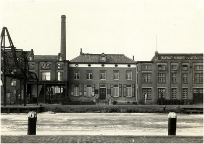103085 Kanaaldijk N.W., van links naar rechts: resten van de in september 1928 afgebrande fabriek van de Gebroeders Van ...
