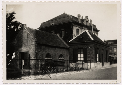 103089 Kanaaldijk N.W., de oude brugwachterswoning met bijgebouwtje. Op de achtergrond de villa van de familie Van de ...