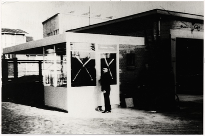103099 J.A. Carp's garenfabrieken aan de Kanaaldijk N.W., portiersloge met de portier H. Verhappen, 11-1965